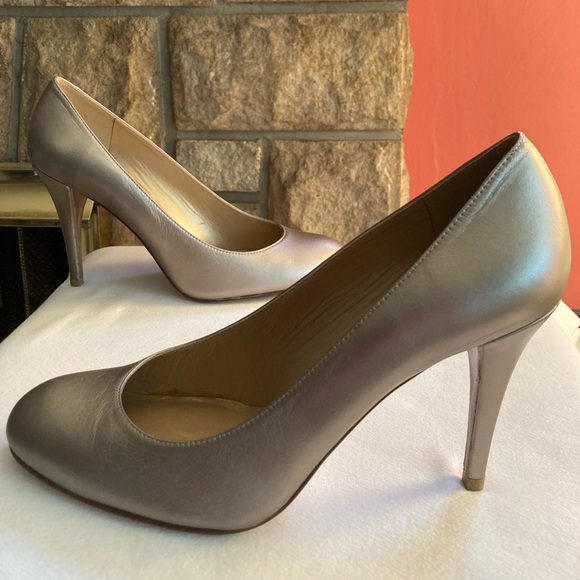NWOT Stuart Weitzman metallic gold round toe heels sz 9M - Picture 1 of 12